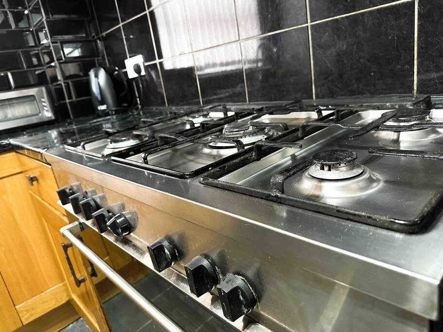 New! 4 Bedroom London House With Garden And Lawn 외부 사진